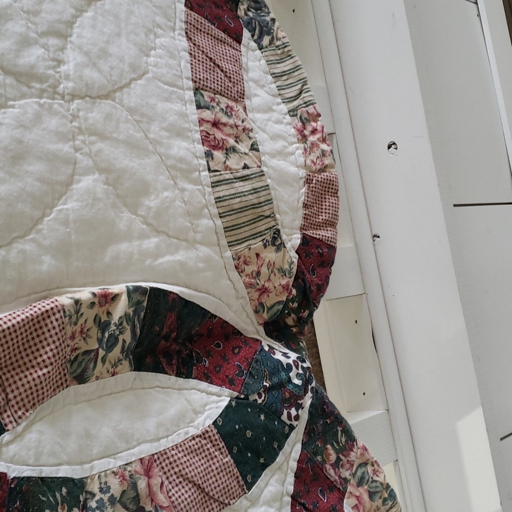 Twin scalloped edge patchwork quilt in ivory burgandy, green & tan. Approx 82x67 - Picture 5 of 7